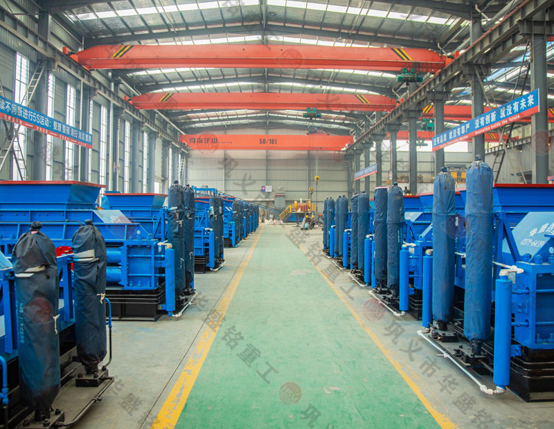 處理建筑廢料用什么設備？破碎紅磚用雙齒輥破碎機好嗎？